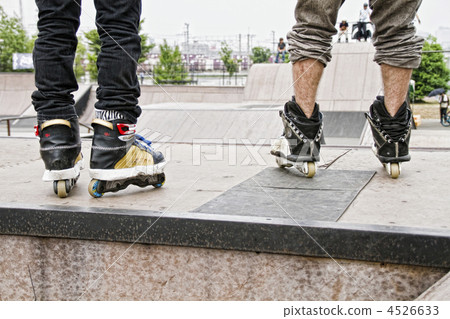 Inline skating 4526633