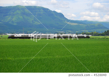 kumamoto, yamanaka, among the mountains 4528840