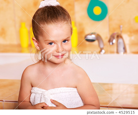Kid washing in bath. 4529515