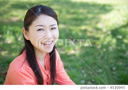 放鬆在草坪的婦女 4530945