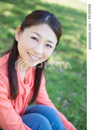 放鬆在草坪的婦女 4530946