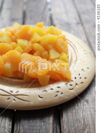 Yellow peaches and mandarins in syrup 4536185