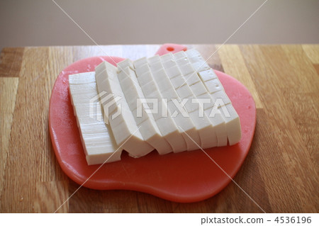 切好的一塊嫩豆腐放在砧板上 切好的一塊嫩豆腐放在砧板上 4536196