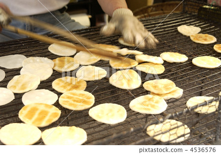 Handmade rice cracker of Asakusa Nakamiseyo 4536576