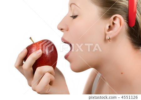 eating apple 4551126