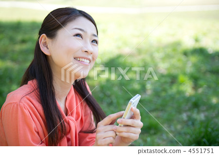 放鬆在草坪的婦女 放鬆在草坪的婦女 4551751