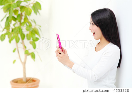 Girls using mobile phones (profile) 4553228