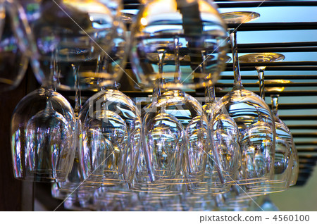 hanging wineglasses 4560100