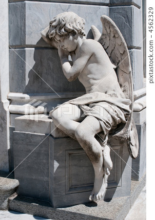 Angel statue at Recoleta cemetery, Buenos Aires Angel statue at Recoleta cemetery, Buenos Aires 4562329