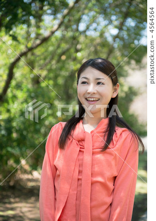 一個20多歲的女人穿著開襟羊毛衫(清新的綠色) 一個20多歲的女人穿著開襟羊毛衫(清新的綠色) 4564564