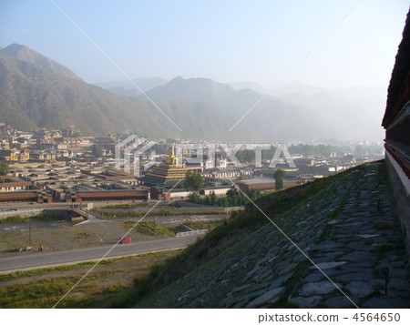 從Tanuka看到的Raku寺在甘肅省Natsu河 4564650