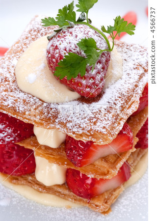 Strawberry cake 4566737