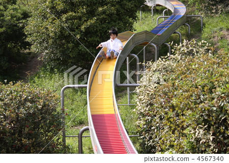 图库照片: 滑梯 辊滑滑 男孩