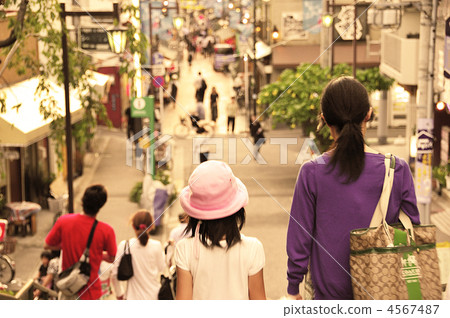 Mother and child's way home 4567487