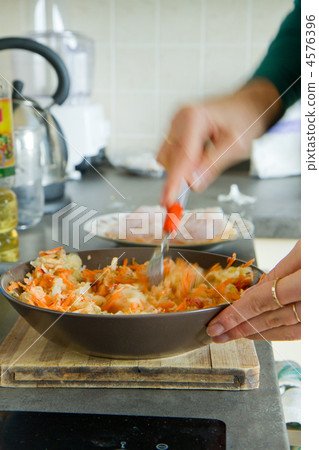 chef making salad 4576396
