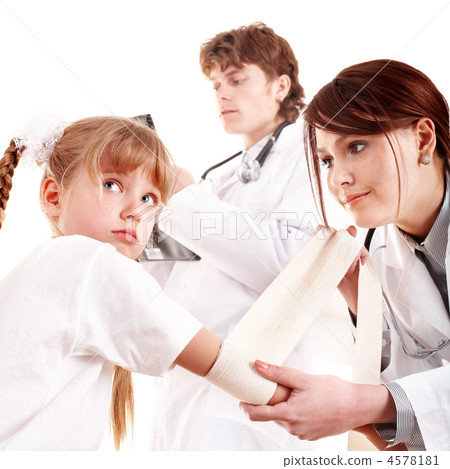 Group doctor treat happy child. First aid. 4578181