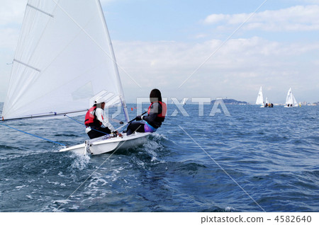 A couple doing a yacht 4582640