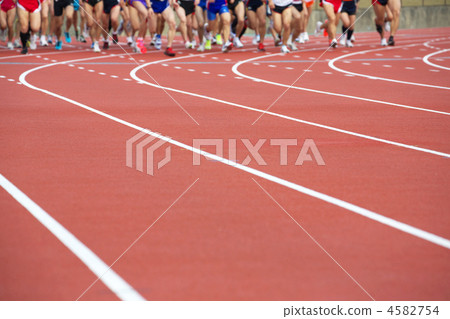 馬拉松選手開始衝刺 4582754