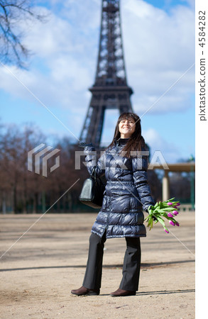 Positive and happy youg tourist in Paris, near the Eiffel tower 4584282
