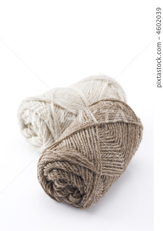在白色背景的兩個羊毛球 4602039