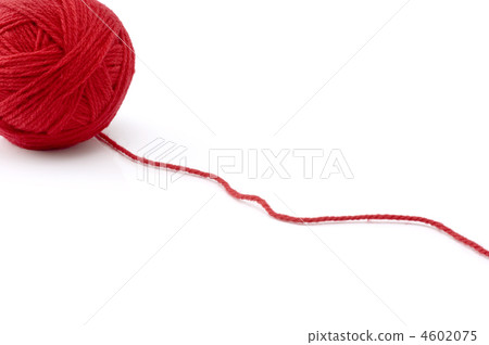 在白色背景的紅色羊毛球 在白色背景的紅色羊毛球 4602075