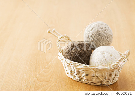 在籃子裡的羊毛球 4602081