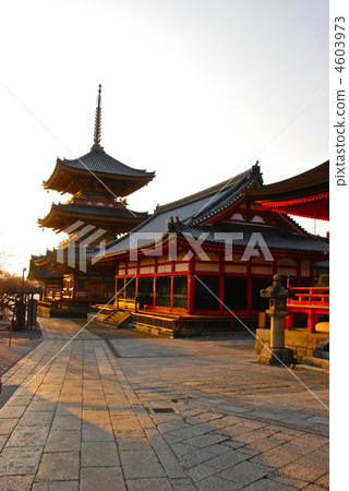 "In the precincts of Kiyomizudera at the evening, Mie tower (Oku) and Kyodo (foreground)" (Higashiyama Ward Shimizu, Kyoto City) "In the precincts of Kiyomizudera at the evening, Mie tower (Oku) and Kyodo (foreground)" (Higashiyama Ward Shimizu, Kyoto City) 4603973