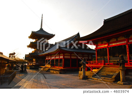“在黃昏的清水寺，三重塔（左），共同（中），田村（右）”（京都市東山區清水） 4603974
