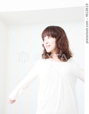 塗她的手的一名微笑的婦女在一間明亮的屋子 塗她的手的一名微笑的婦女在一間明亮的屋子 4618619