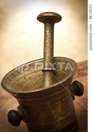 Old bronze mortar and pestle Old bronze mortar and pestle 4619033