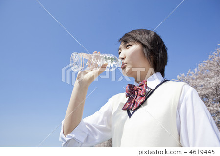 喝礦泉水的女孩高中學生 喝礦泉水的女孩高中學生 4619445