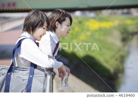 凝視河的男性和女性高中學生 4619460