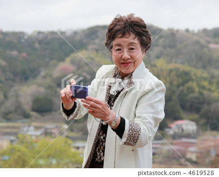 一個女人帶著照相機 一個女人帶著照相機 4619528