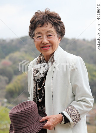 一個戴著帽子的女人 4619648