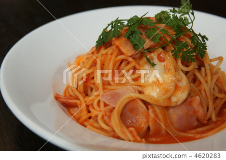 意大利面配番茄和新鮮的馬蘇里拉奶酪 4620283