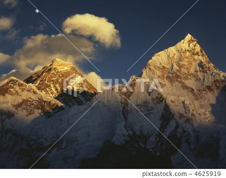珠穆朗瑪峰和西北Nupze西北峰（7896m）的日落和月亮[尼泊爾] 4625919