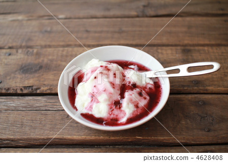 Yogurt with lots of blueberry sauce 4628408