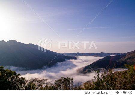 在Ashinoko傳播的雲海 在Ashinoko傳播的雲海 4629688