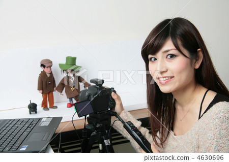 一位創造粘土動畫的年輕女士 一位創造粘土動畫的年輕女士 4630696