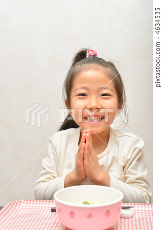 A girl who eats rice 4634535