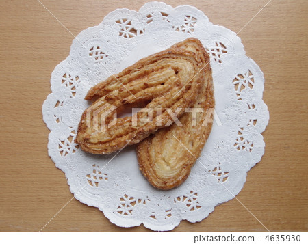 race newspaper, eel pie, paper mat 4635930