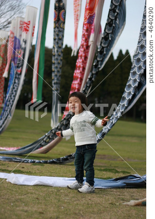 肩膀汽車和兒童鯉魚飄帶的父親 4640290