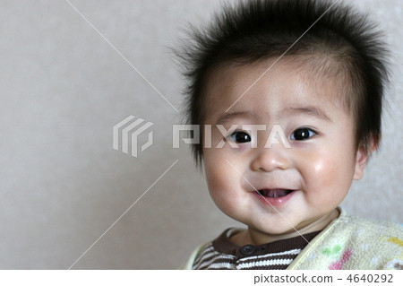 一個微笑的可愛寶寶 一個微笑的可愛寶寶 4640292