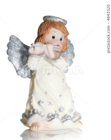 angel playing on a flute 4643320