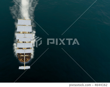 Sailing boat running in the ocean 4644162