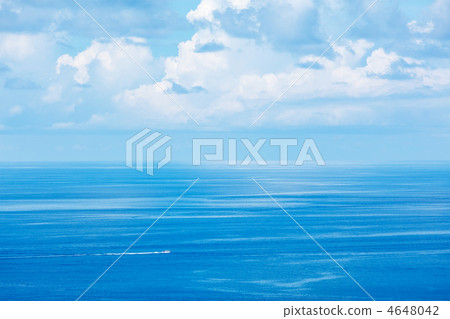 Speeding boat in sea 4648042