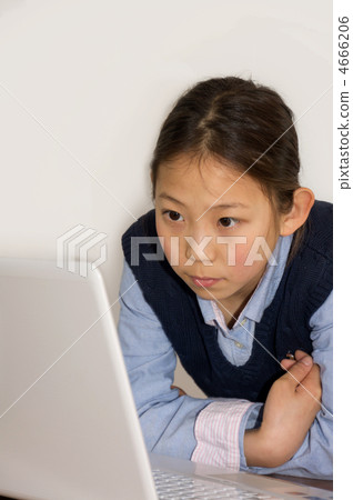 Elementary school student looking into the computer Elementary school student looking into the computer 4666206