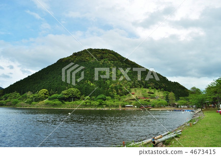 Mutsumi Futoshi(Iimoriyama)和Utamidada Pond(Lake Crater) Mutsumi Futoshi(Iimoriyama)和Utamidada Pond(Lake Crater) 4673415