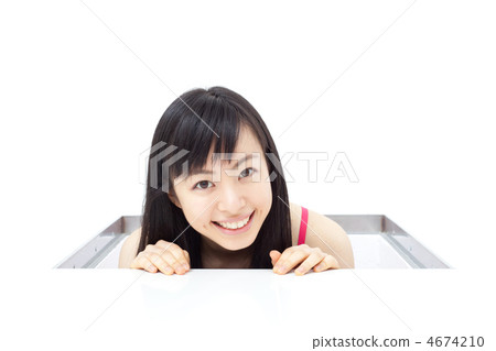 一個女人離開一個洞 4674210