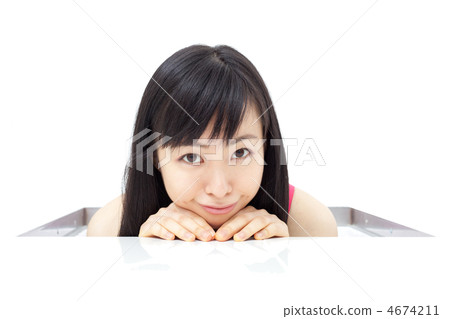 看通過孔的婦女 看通過孔的婦女 4674211